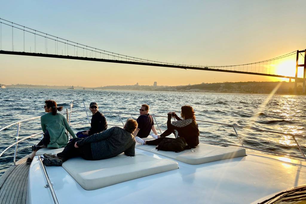 LUXURY YACHT TOUR ALONG THE BOSPHORUS